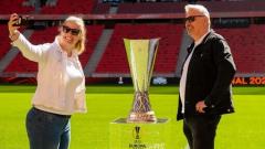 Európa-liga-döntő: a trófeával fotózkodtak a szurkolók