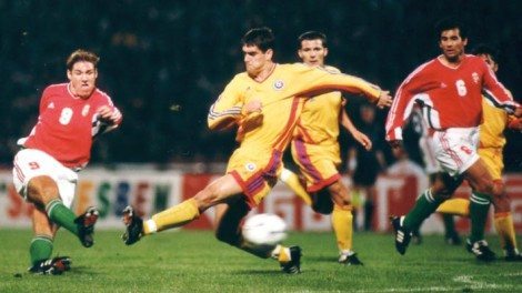 1998-ban 1-1-es döntetlent játszott a két csapat. A képen Fehér Miklós lő kapura.|