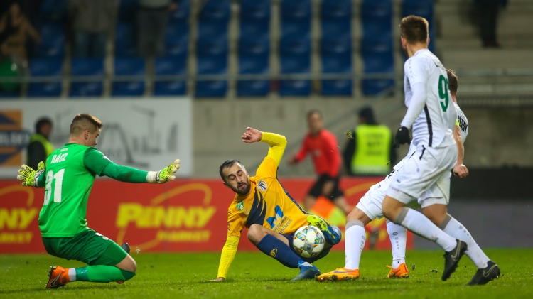 Az élen telel a Ferencváros, legyőzte a címvédőt az Újpest, edzőt buktatott a Paks