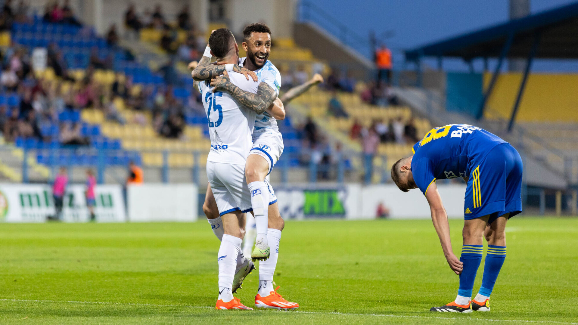 Egy győzelemre a címvédéstől a Ferencváros, négygólos Puskás Akadémia-siker Mezőkövesden