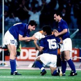 Higuita cselezett, Baggio pontot mentett Budapesten